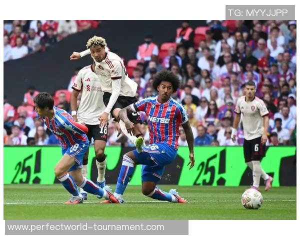 欧联杯激战巴萨与利物浦2-2平点球大战引爆全场精彩瞬间回顾