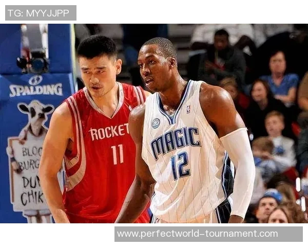 姚明手扶篮板的传奇瞬间揭示了他在篮球场上的无与伦比的统治力与领导魅力