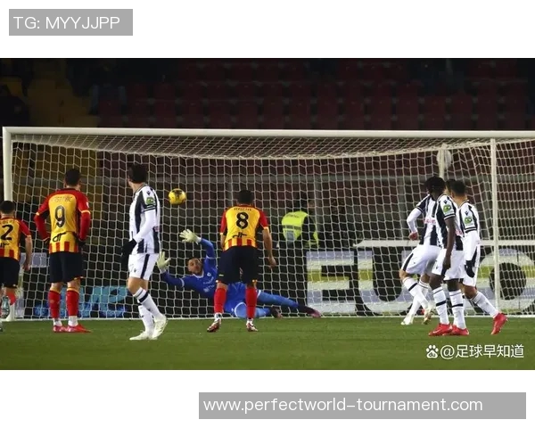 英超激战巴萨与里昂握手言和乌龙球引发全场热议与争议判罚